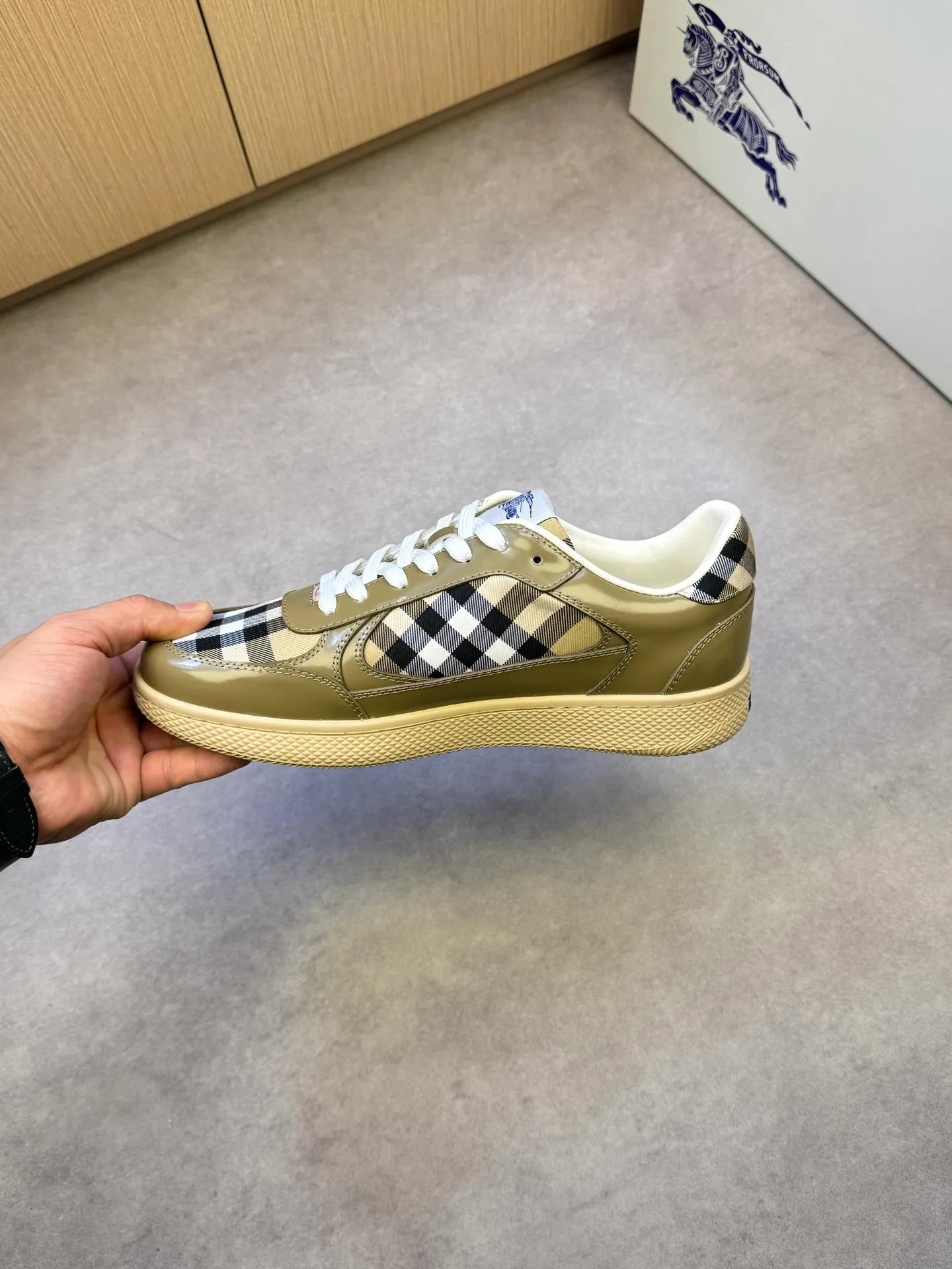 P400 [BURBERRY] Burberry casual sports sneakers - Upper: imported 🔝 open edge beaded calfskin, brand totem cloth, tongue brand cloth label - Inner: water-dyed cowhide - Outsole: ultra-light TPR rubber; two-color molded outsole - Super high quality control·Fine workmanship: highlighted (high-end, extravagance, grade) -Size: 38-44 (Male 45, can be customized)·BBR0372